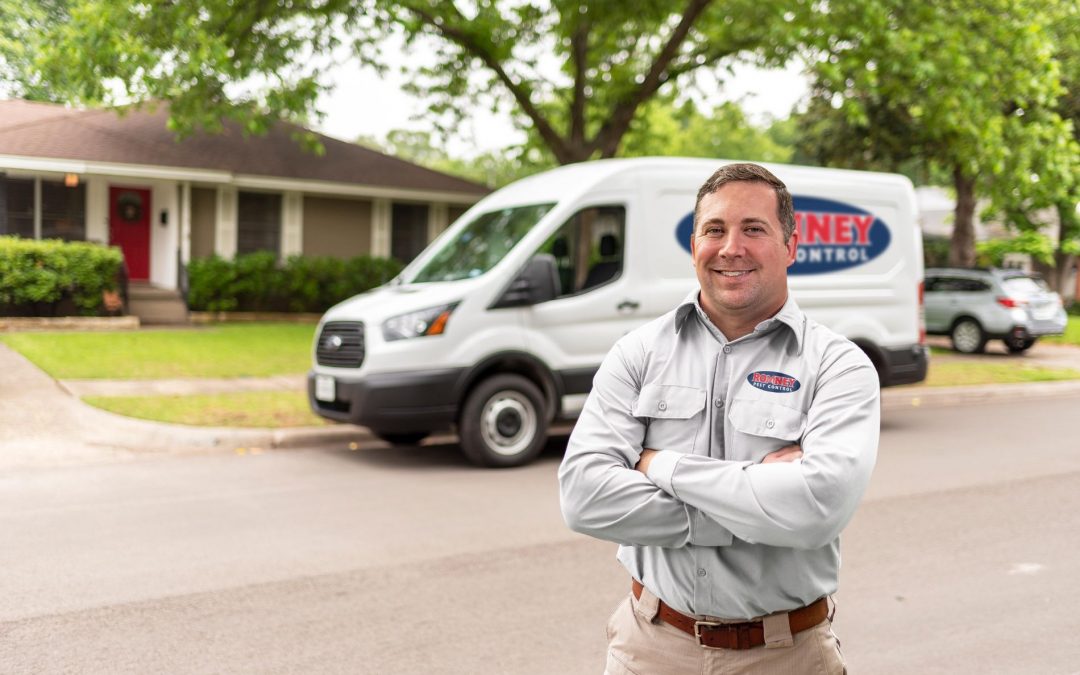 romney-pest-control-technician-and-vehicle
