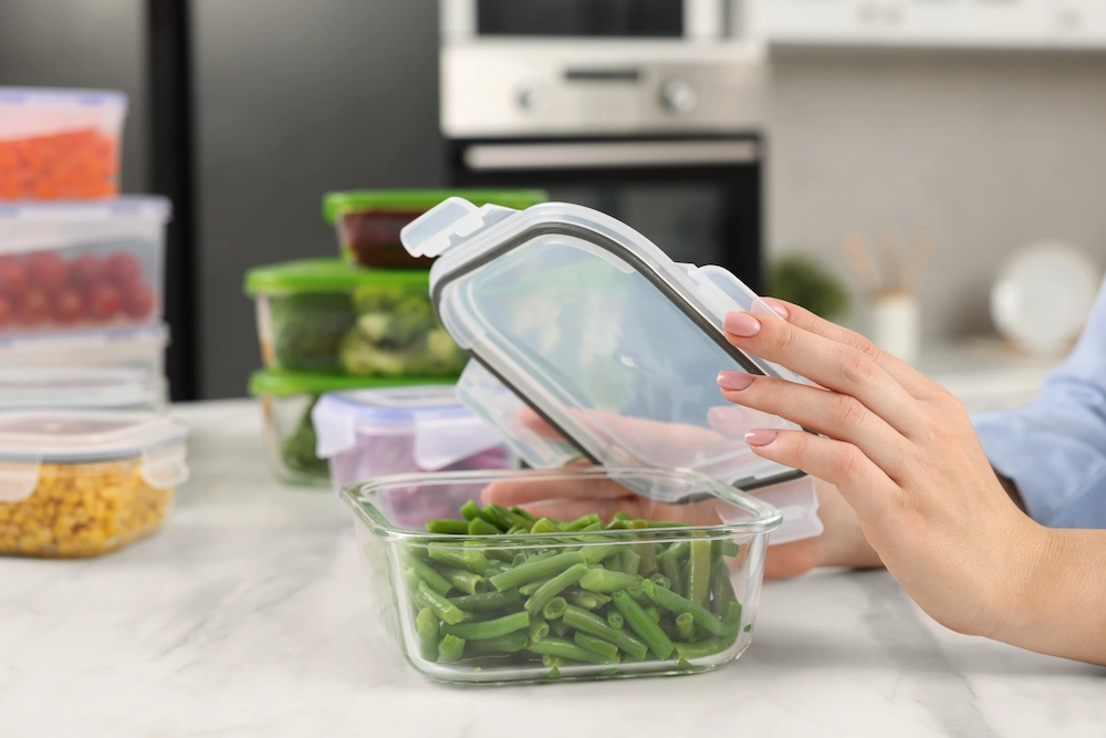 packing food in containers